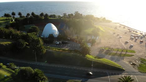 Luftaufnahme-Des-Parks-An-Der-Küste-An-Einem-Sonnigen-Tag-In-Montevideo,-Uruguay