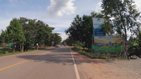 Hyperlapse-Der-Fahrt-Durch-Die-üppig-Grüne-Landschaft-Kambodschas-An-Einem-Sonnigen-Tag-Mit-Blauem-Himmel