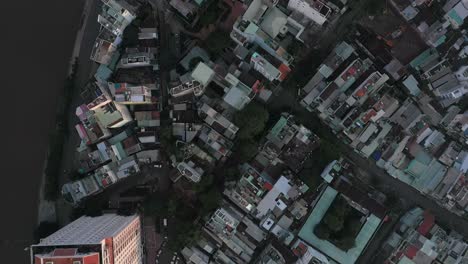 Drone-Lento-Sobre-Los-Tejados-De-La-Ciudad-De-Ho-Chi-Minh-Con-Canal-En-El-Lado-Izquierdo