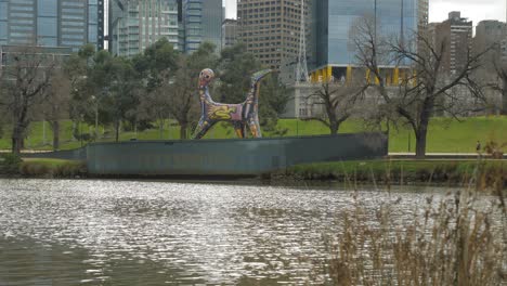 Stadtpanorama-Entlang-Des-Yarra-River-Cty-Blick-Vom-Flussufer,-Melbourne