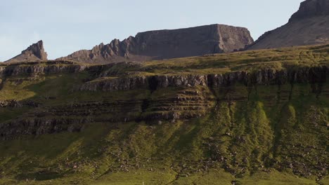 Montañas-Islandesas-Tomadas-A-La-Luz-Del-Atardecer-En-La-Sony-A7iii