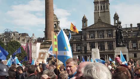 Cámara-Lenta-De-Un-Primer-Plano-De-Una-Protesta-Masiva-En-Glasgow,-Contra-La-Decisión-Del-Gobierno-Británico-De-Cerrar-El-Parlamento