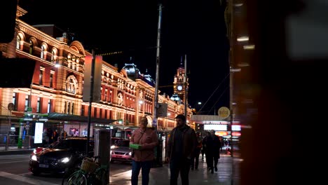 Gente-Caminando-Por-La-Calle-Flinder-Cerca-De-La-Estación-De-Melbourne-Flinder-Street-Por-La-Noche