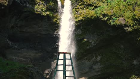 Mann-Spielt-Gitarre-Vor-Einem-Wunderschönen-Wasserfall-In-Island