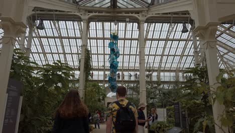 Tourists-entering-the-Temperate-House-at-Kew-Gardens-during-the-Chihuly-festival