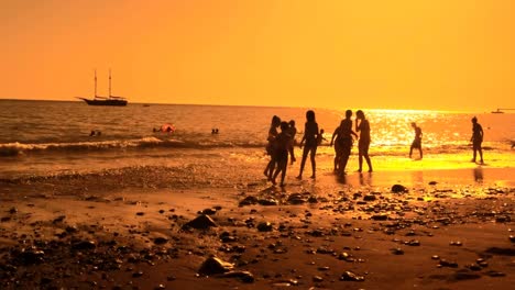 Tolles-Meer-Ziel-Silhouetted-Menschen-Familie-Vulkanischer-Felsen-Strand-Goldene-Stunde-Reisen-Ferien-Urlaub-Freizeit-Ruhe-Gelassenheit-Entspannt-Ozean-Paradies-Sonnenuntergang-Party-Sommer-Aktivität