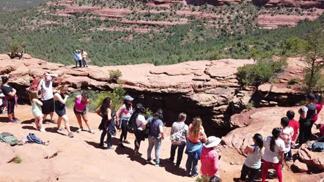 A-crowd-of-people-at-Devil's-Bridge-in-Coconino-National-Forest-near-Sedona,-Arizona