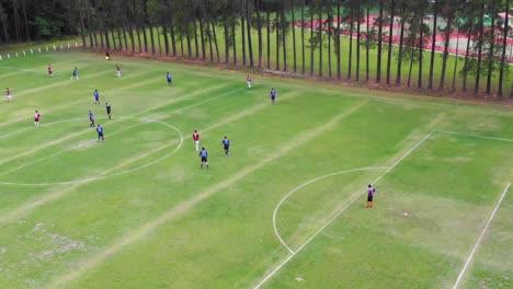 Impresionante-Antena-De-Partido-De-Fútbol-Amateur-En-El-Bosque-En-Brasil