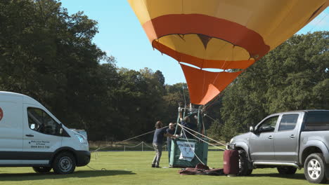 Heißluftballonbesatzung,-Die-Ihren-Ballon-Aufrichtet-Und-Aufbläst,-Bereit-Für-Eine-Angebundene-Anzeige-Bei-Einem-Heißluftballonfestival