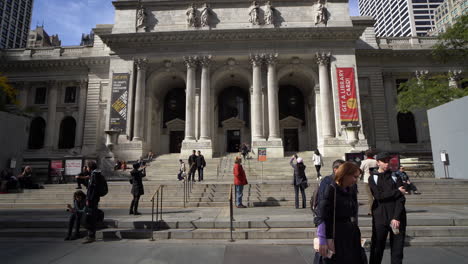 Leute,-Die-In-Der-öffentlichen-Bibliothek-Von-New-York-Stehen,-Noch-Auf-Augenhöhe
