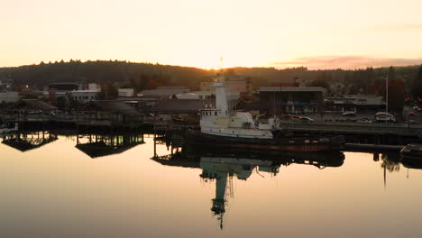 Silhouetted-boats-and-buildings-at-sunset-in-Coos-Bay,-Oregon