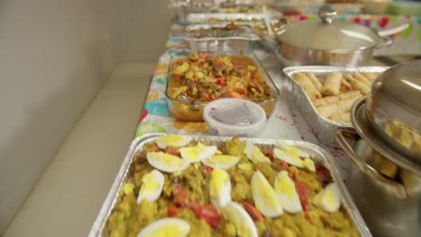Gleiten-über-Eine-Vielzahl-Von-Philippinischen-Speisen-Für-Eine-Potluck-Party