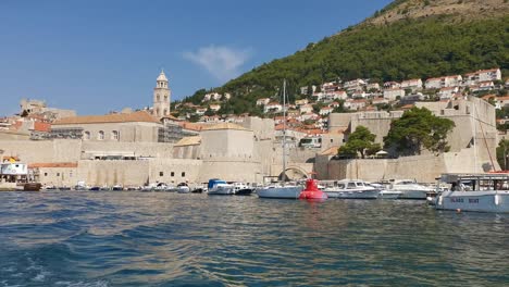 Sommeraufnahmen-Von-Dubrovnik,-Kroatien,-Von-Einem-Meeresspiegel,-Der-In-Einem-Schiff-Abfährt