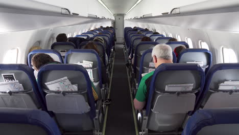 4k-Statische-Aufnahme-Aus-Dem-Flugzeuginnenraum,-Passagierflugreisen,-Economy-Sitzplätze,-Während-Des-Fluges
