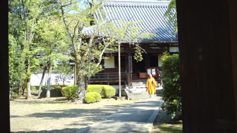Monje-Caminando-En-Un-Jardín-Japonés-Desde-Un-Templo-En-Kyoto,-Japón-Iluminación-Suave-Cámara-Lenta-4k