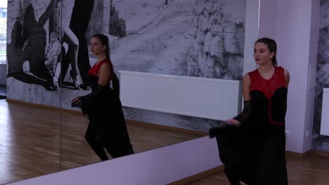 Professionelle-Tänzerin-Tanzt-Auf-Der-Tanzfläche-Vor-Dem-Spiegel
