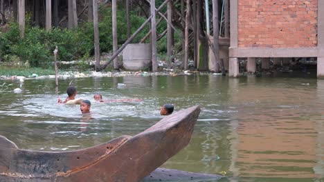 Weitwinkelaufnahme-Von-Kambodschanischen-Kindern,-Die-Im-Wasser-Schwimmen