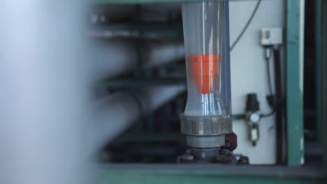 Schwenks-Zeigen-Ein-Glasrohr-An-Einer-Riesigen-Maschine,-Das-Die-Hitze-Des-Prozesses-In-Der-Palmölfabrik-Anzeigt
