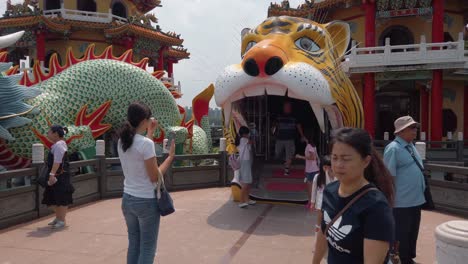 Los-Turistas-Posan-Para-Una-Fotografía-En-Las-Pagodas-Del-Dragón-Y-El-Tigre-En-Kaohsiung,-Taiwán