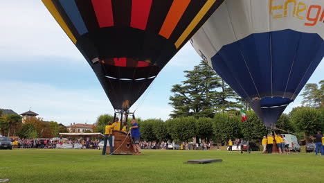 Vorbereitung-Auf-Den-Start-Eines-Heißluftballons-In-Angera,-Italien,-Noch-Totale