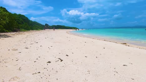 Timelapse-Altamente-Saturado-De-Viajeros-Disfrutando-De-La-Playa-Kondoi,-Isla-Taketomi,-Okinawa,-Japón