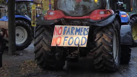 Traktoren-Mit-Blinklichtern,-Die-Während-Der-Bauernproteste-In-Holland-öffentliche-Unruhen-Und-Staus-Verursachen