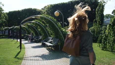 Joven-Mujer-Caucásica-Feliz-De-Visitar-Un-Parque-En-Jurmala,-Letonia