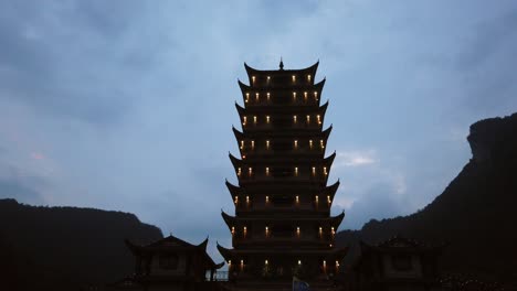Wulingyuan,-China---Agosto-De-2019:-Multitud-De-Personas-Que-Salen-De-Wulingyuan-Hacia-El-Parque-Nacional-De-Zhangjiajie-Por-La-Noche,-Provincia-De-Hunan