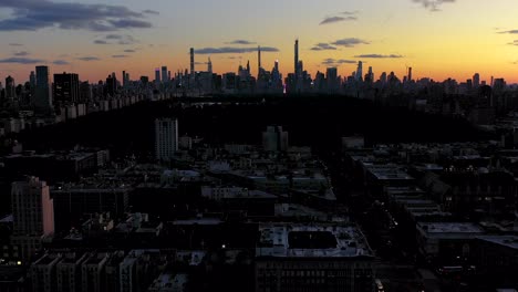 Epische-Luftaufnahmen-Der-Goldenen-Stunde-Des-Sonnenuntergangs-Des-Legendären-Manhattan,-Nyc-Skyline,-Langsames-Gleiten-Vorwärts