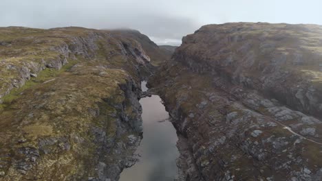 Fluss,-Der-Durch-Steile-Canyonwände-Im-Norwegischen-Hochland-Fließt,-Luftbild