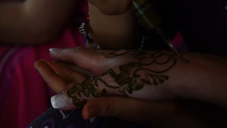Henna-handtattoo-Mit-Traditioneller-Tinte-In-Der-Sahara-wüste,-Marokko