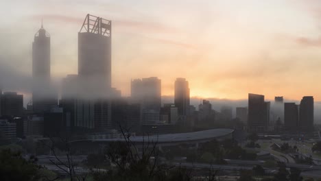 Sonnenaufgangszeitraffer-Von-Perth-Cbd,-Westaustralien-Mit-Dichtem-Nebel,-Der-Durch-Die-Stadt-Zieht