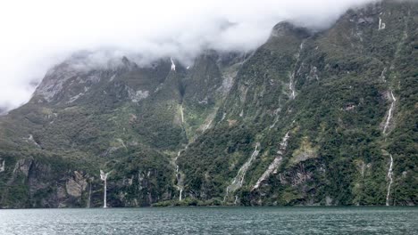 Schwenk-über-Tief-Hängende-Wolken-Am-Milford-Sound-Fiordland