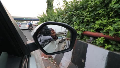 Vehículo-En-Movimiento-En-Un-Semáforo-En-Nueva-Delhi,-India