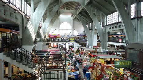 Famoso-Mercado-De-Wrocław,-Bazar-Colorido-Y-Animado,-Pan-Shot