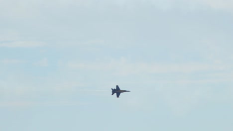 Blauer-Engel-Fa---18a-Kampfjet-Fliegt-Durch-Spur-Und-Wolken