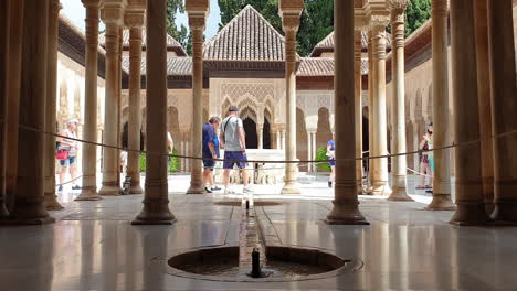 Low-angle-view-of-Court-of-Lions,-Alhambra,-Granada,-Spain