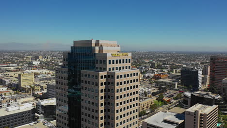 Aerial-Drone-footage-of-the-Wells-Fargo-Building-in-downtown-Long-Beach,-California