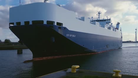 Stadt-Oslo-Fahrzeugträger-Frachtschiff-Im-Hafen-Von-Zeebrügge,-Belgien