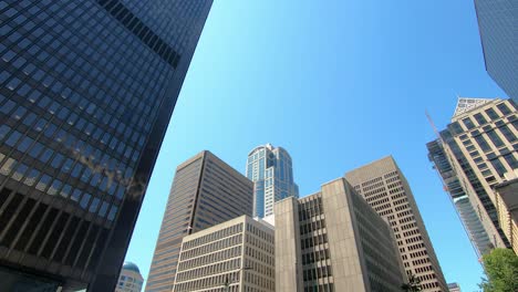Edificios-Y-Rascacielos-De-Oficinas-De-Negocios-De-Seattle,-Vista-De-ángulo-Bajo-De-La-Ciudad-Metropolitana