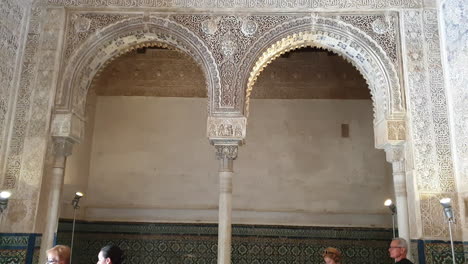 Tourists-visit-Hall-of-Abencerrajes-in-Alhambra,-Granada,-Spain