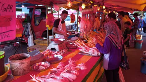 Statische-Aufnahme-Einer-Person,-Die-Tagsüber-Halal-geschlachtetes-Hühnchen-Auf-Dem-Lebensmittelmarkt-Verkauft