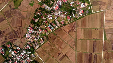 Rural-farmers-houses-and-rice-paddy-fields-in-Da-Nang-Vietnam,-overhead-fast-spinning-aerial