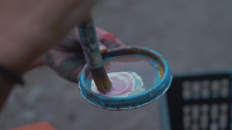 Mixing-paint-on-lid-SLOW-MOTION
