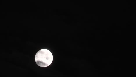 Schneller-Vorlauf-Mondaufgang-Hinter-Wolken-Um-Mitternacht