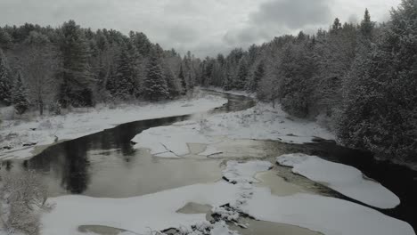 Wasser-Fließt-Zwischen-Eisschollen-Am-Fluss-Piscataquis