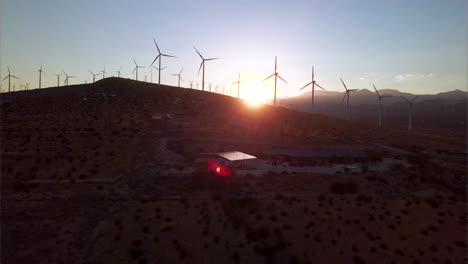 Luftaufnahme-Von-Windkraftanlagen-Bei-Sonnenuntergang-In-Südkalifornien---Energieerzeugung