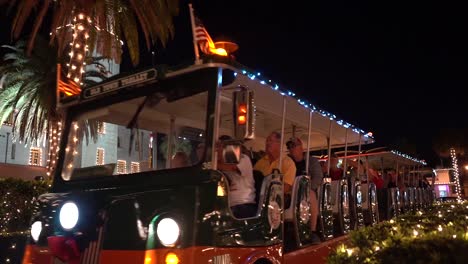 Carro-De-Navidad-Viaja-A-Través-De-San-Agustín-Florida-Celebración-De-La-Noche-De-Las-Luces