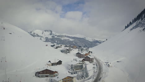 Descenso-De-Drones-En-Una-Estación-De-Esquí-En-Los-Alpes-Austriacos