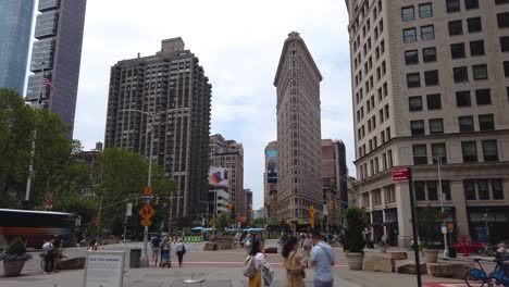 Time-Lapse-of-Flatiron-Building,-Intersection-of-5th-Avenue-and-Broadway-on-a-sunny-summer-day,-New-York-City,-USA